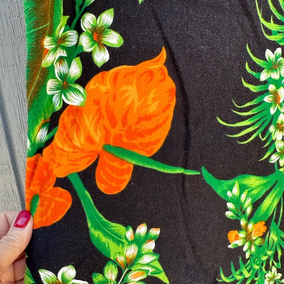 Heart Shaped Hawaiian Flowers Sarong - Picture 6 of 7